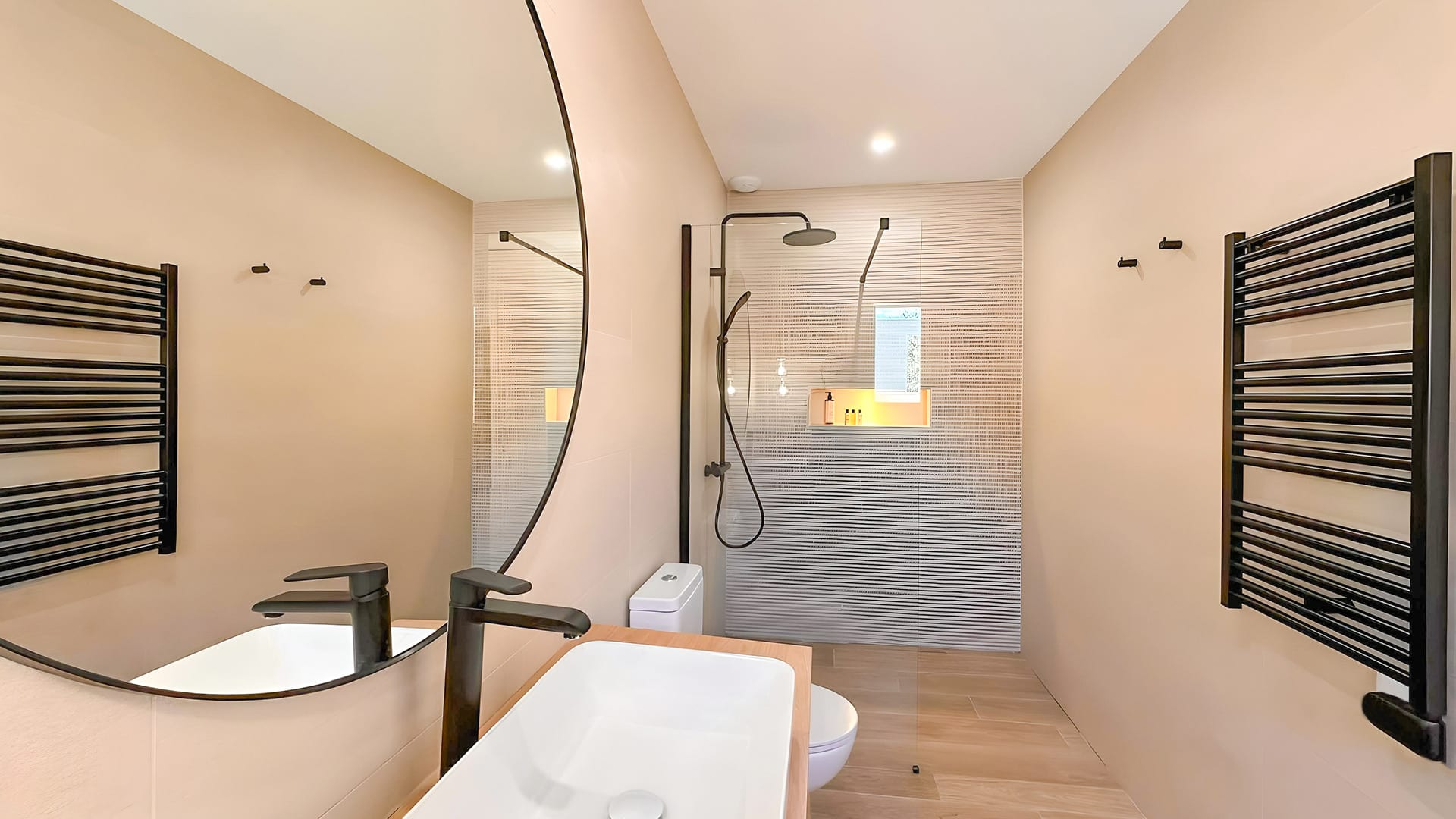 Bathroom 1 at Villa Corail, near Béziers, Languedoc