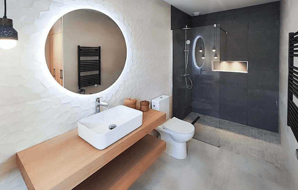 Bathroom 1 at Villa Palmera, near Béziers, Languedoc