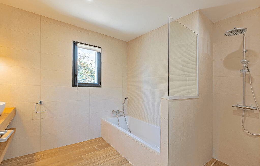 Bathroom 2 at Villa Palmera, near Béziers, Languedoc